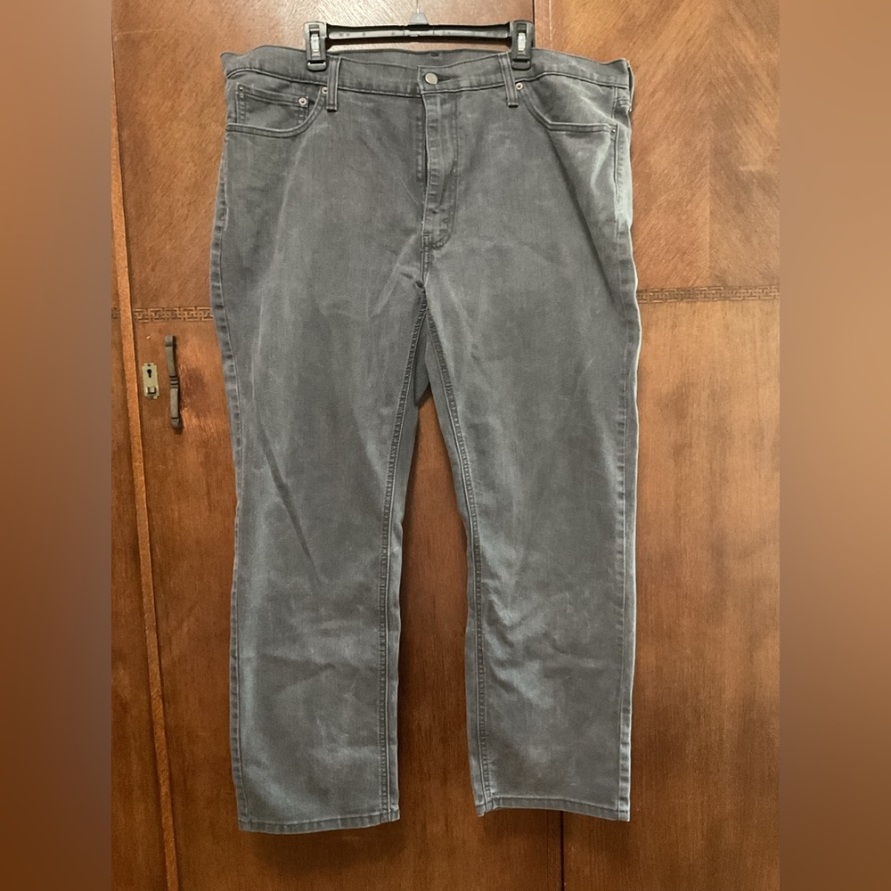 Levi 541 athletic taper fit jeans. Relaxed slight taper to the ankle. Size 42x32